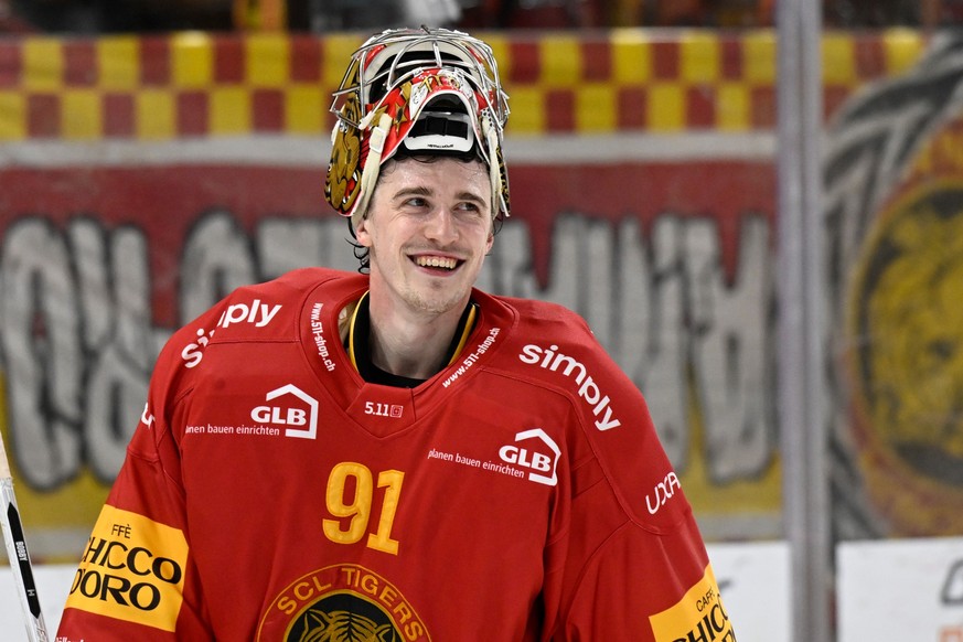 Tigers Goalie Robin Meyer, feiert sein erstes Shutout nach beim Eishockey-Qualifikationsspiel der National League, zwischen den SCL Tigers und dem HC Ajoie am Freitag, 3. Oktober 2025, in der Emmental ...
