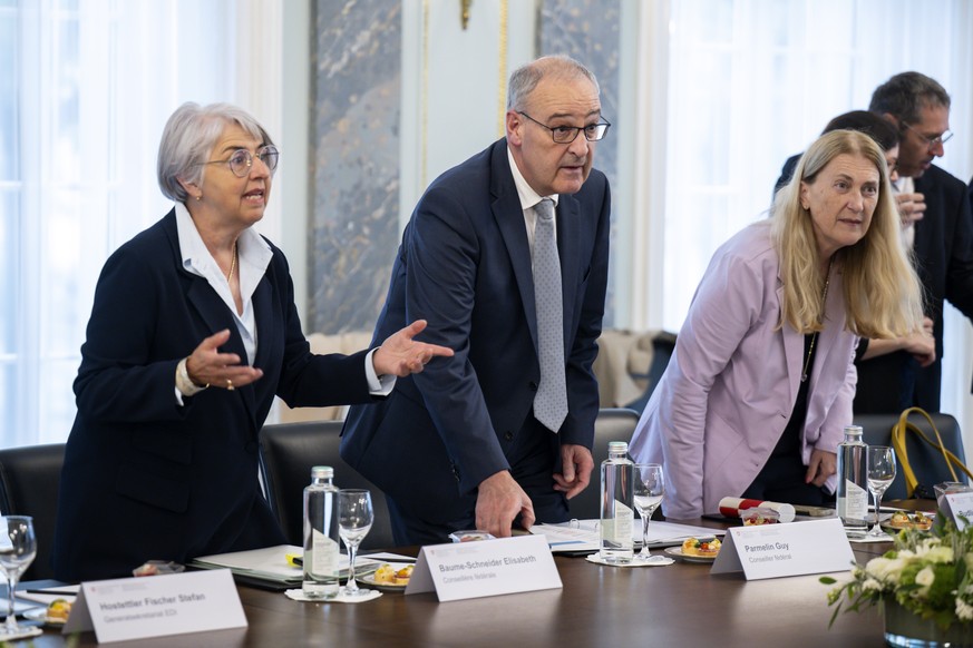 KEYPIX - Bundesraetin Elisabeth Baume-Schneider, Bundesrat Guy Parmelin und Helene Budliger, Staatssekretaerin im SECO, von links, treffen sich mit Vertreter der Pharma Branche zu Gespraechen zu den U ...