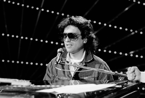 Le chanteur italien Toto Cutugno lors d&#039;un show télévisé à Paris en juin 1983, France. (Photo by Frederic GARCIA/Gamma-Rapho via Getty Images)