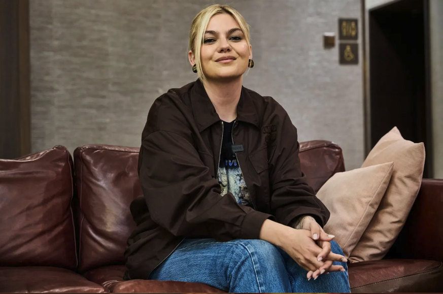 Elle n'avait pas prévu de se produire à l'ESC, mais on lui a demandé de le faire, explique Louane dans le hall de son hôtel de Bâle.