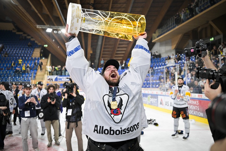 Torhueter Reto Berra (HCFG) jubelt mit dem Pokal im siebten Eishockey Playoff Finalspiel der National League zwischen HC Davos (HCD) und HC Fribourg-Gotteron (HCFG), am Donnerstag, 30. April 2026, in  ...