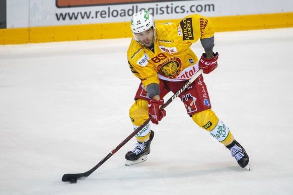 Tigers&#039; forward Christopher DiDomenico, of Canada, controls the puck, during a National League regular season game of the Swiss Championship between Geneve-Servette HC and SCL Tigers, at the ice  ...