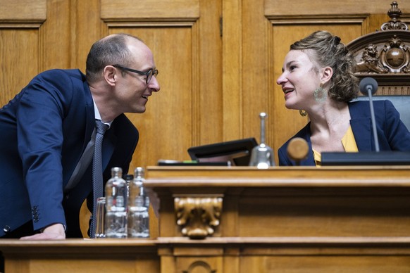 Nationalratspraesidentin Irene Kaelin, GP-AG, rechts, diskutiert mit dem ersten Vizepraesidenten des Rates, Martin Candinas, Mitte-GR, an der Fruehjahrssession der Eidgenoessischen Raete, am Mittwoch, ...