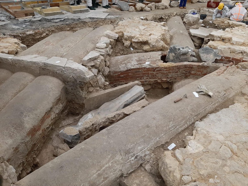 Un sarcophage de plomb et des mains délicates sculptées dans la pierre découvert à Notre-Dame