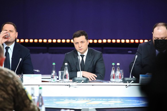 Zelensky (à gauche), le 22 février 2022, lorsqu'il a annoncé aux Ukrainiens que le pays ne craignait personne.