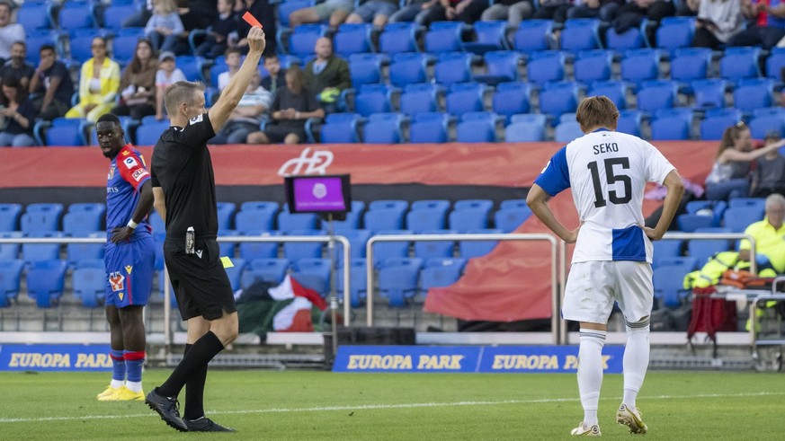 Schiedsrichter Alain Bieri, links, zeigt GCs Ayumu Seko, rechts, die rote Karte im Fussball Meisterschaftsspiel der Super League zwischen dem FC Basel 1893 und dem Grasshopper Club Zuerich im Stadion  ...