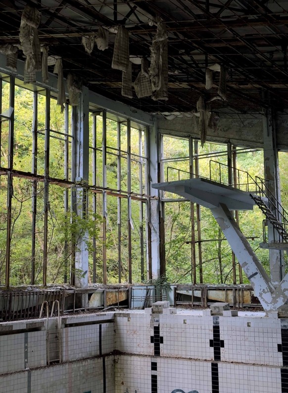 Dans la piscine de Pripyat, le plafond s'est effondré.