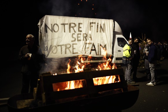 Les agriculteurs français avaient commencé lundi à bloquer les axes d'entrée et les autoroutes autour de plusieurs villes.