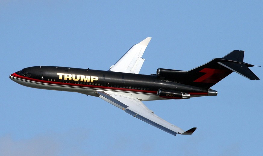 15 November 2006 : VP-BDJ Donald Trump&#039;s immaculate Boeing 727-23 flying over the Trump International Golf Club hosting the LPGA ADT Tournament in West Palm Beach, Florida.
