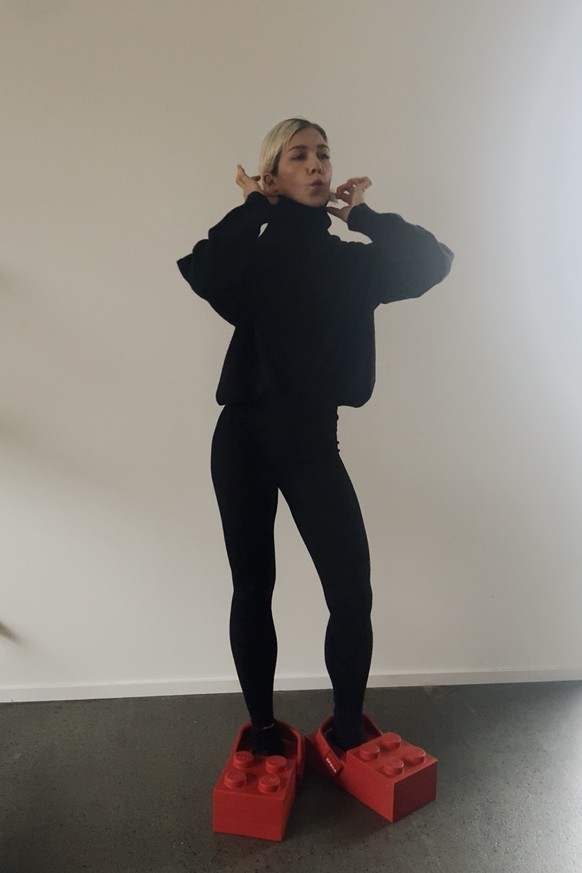 11 idées pour porter les nouvelles Crocs X LEGO.