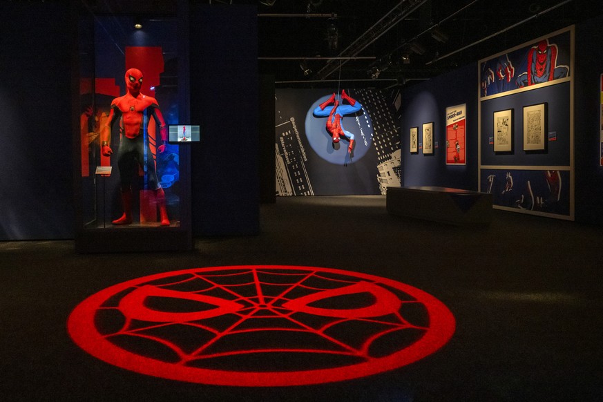 Die Spider-Man-Abteilung in der Ausstellung Marvel: Universe of Super Heroes, in Basel, am Donnerstag, 21. Maerz 2024. In der Ausstellung sind Originalzeichnungen, echte Kostueme, Requisiten aus Holly ...