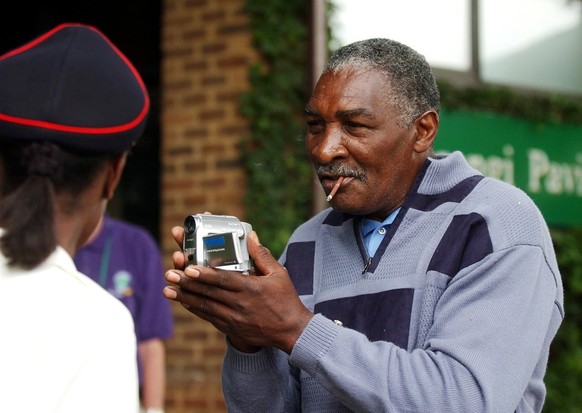 Richard Williams, father and coach of Venus and Serena Williams, interviews grounds staff and members of the press at the All England Lawn Tennis Club in Wimbledon, Sunday 20 June 2004. The Wimbledon  ...