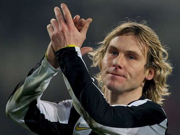 epa01612294 Czech midfielder of Juventus FC Pavel Nedved celebrates his team&#039;s victory at the end of of the Italian Serie A soccer match against AC Fiorentina in Turin&#039;s Olympic stadium late ...