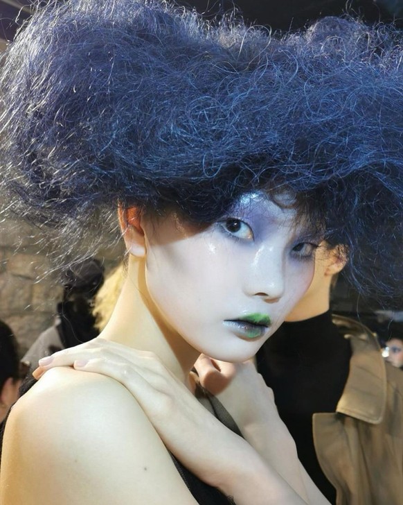 Le maquillage imaginé par Pat Mcgrath intrigue depuis qu&#039;il a été présenté à Paris.