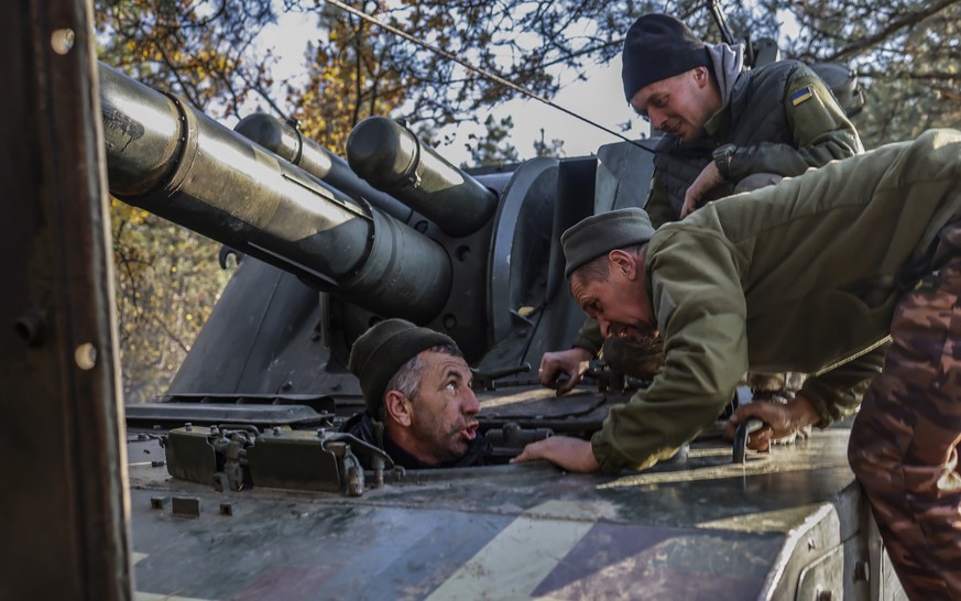 Des Ukrainiens travaillent sur un canon automoteur 2S3 dans le nord de la région de Kherson.