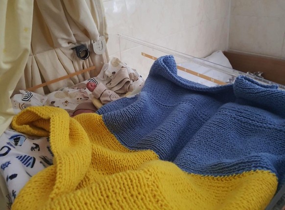 Guy Rossoz tricote des couvertures pour les enfants de l'un des hôpitaux de Kiev, en Ukraine.