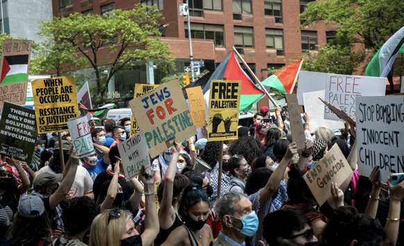 Des manifestants américains, surtout des jeunes, devant le consulat israélien, ce mardi à New York. Une pancarte affiche «Juifs pour la Palestine».