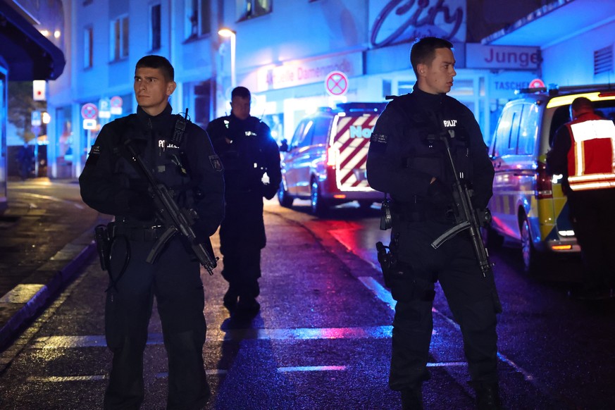 23.08.2024, Nordrhein-Westfalen, Solingen: Polizei und Rettungswagen stehen in der Nähe des Einsatzortes. Bei einer Attacke auf der 650-Jahr-Feier der Stadt hat es Todesopfer und Verletzte gegeben. Di ...