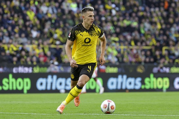 epa12431382 Nico Schlotterbeck of Dortmund in action during the German Bundesliga soccer match between Borussia Dortmund and RB Leipzig in Leverkusen, Germany, 04 October 2025. EPA/CHRISTOPHER NEUNDOR ...