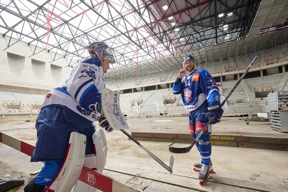 Die beiden ZSC Lions Spieler Ludovic Waeber, links, und Christian Marti waehrend einer Baustellenfuehrung in der Swiss Life Arena, am Sonntag, 29. August 2021, in Zuerich. In rund einem Jahr tragen di ...