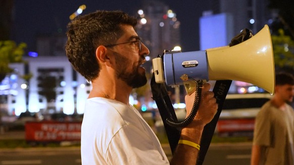 Dan Gavrieli manifeste à Tel-Aviv.