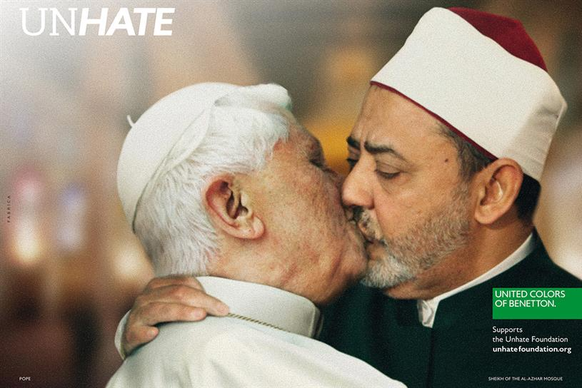 Un pape embrasse un imam dans une campagne Benetton.