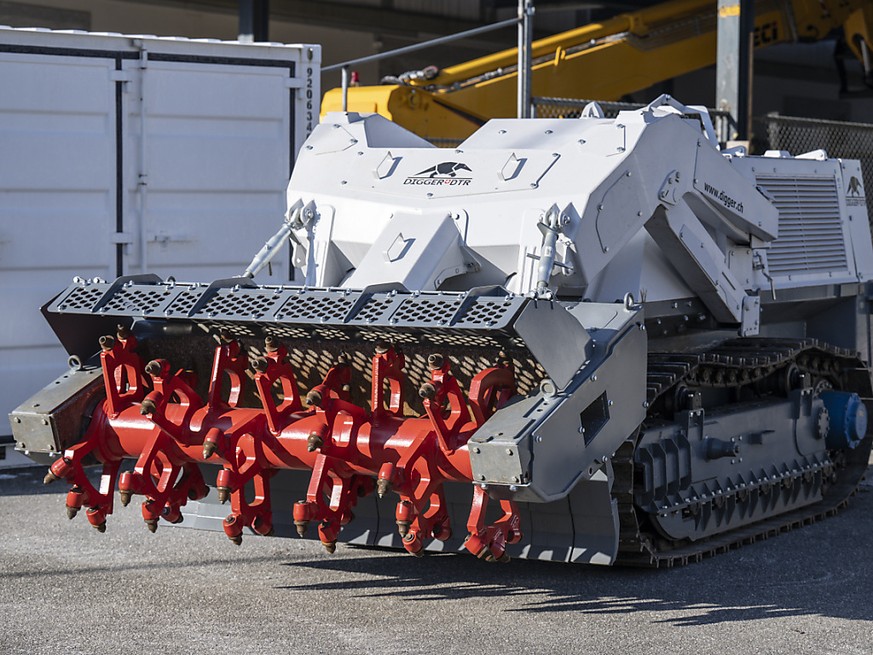 La Suisse va finalement envoyer un engin blindé en Ukraine. Il s&#039;agit d&#039;un véhicule blindé de déminage de la fondation Digger.