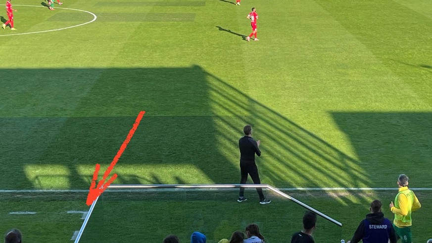 Ici contre Sion samedi dernier, Paolo Tramezzani est plusieurs mètres hors de sa zone technique (dont la limite droite est indiquée par la flèche rouge).