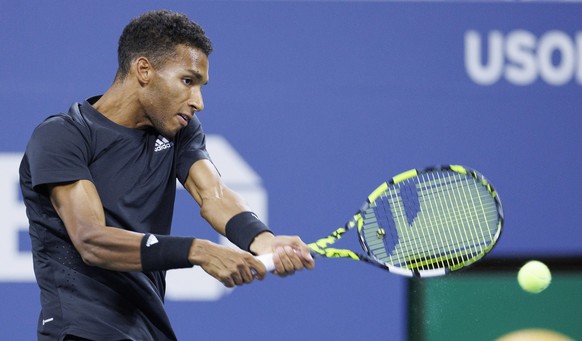 epa10151230 Felix Auger-Aliassime of Canada in action against Jack Draper of Britain during their second round match at the US Open Tennis Championships at the USTA National Tennis Center in Flushing  ...