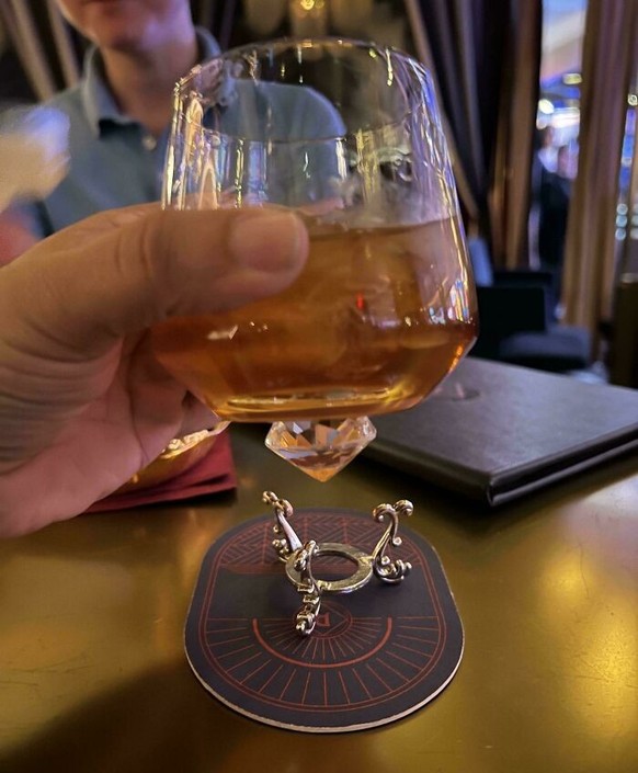 WE WANT PLATES ... NO, WE WANT GLASSES!

https://www.reddit.com/r/WeWantPlates/comments/1atklkv/a_glass_that_can_only_be_kept_in_its_dock_in_a/