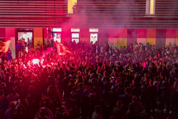 Ajoies Fans versammeln sich nach dem sechsten Eishockey Playoff-Finalspiel der Swiss League zwischen dem HC Ajoie und dem EHC Kloten, um ihre siegreiche Mannschaft zu feiern, vor der Raiffeisen Arena  ...