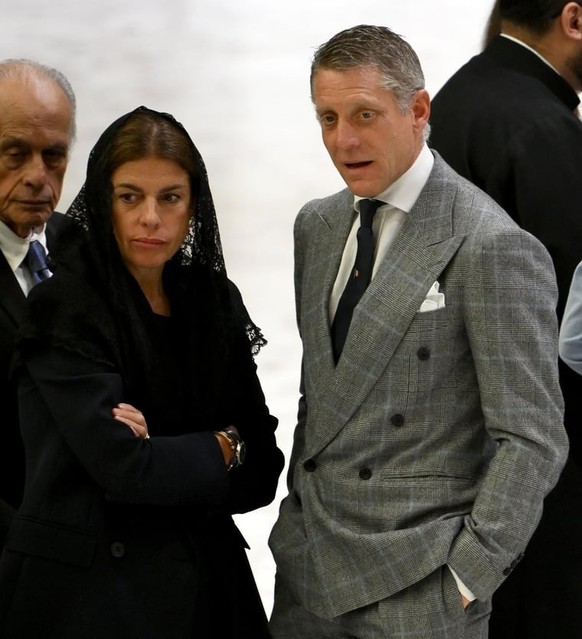 Lapo Elkann et son épouse, Joana Lemos lors d’une rencontre avec le pape en février 2026.