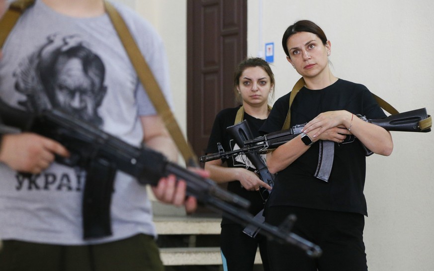 epa10020460 Ukrainians take part in a military training for civilians to learn the use of weapons and tactics of fighting in Odesa, southern Ukraine, 18 June 2022. Russian troops on 24 February entere ...