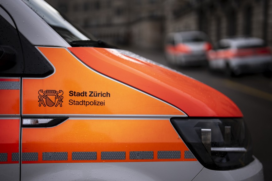 Das Logo der Stadtpolizei Zuerich auf einem Einsatzfahrzeug bei der Uraniawache fotografiert am Dienstag, 10. Januar 2026 in Zuerich. (KEYSTONE/Claudio Thoma)