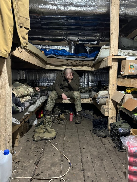 Ukraine, région d'Izium, dans un bunker. Un soldat ukrainien membre d'une équipe de secours et d'évacuation