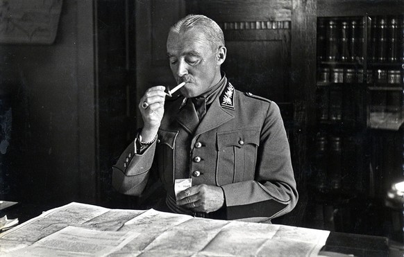 Le général Guisan fit en sorte que les cartes du pays ne soient plus en vente pendant la Seconde Guerre mondiale.
https://www.historic.admin.ch/media/image/3f4250b8-d9db-4eda-8f80-fb1619f86614