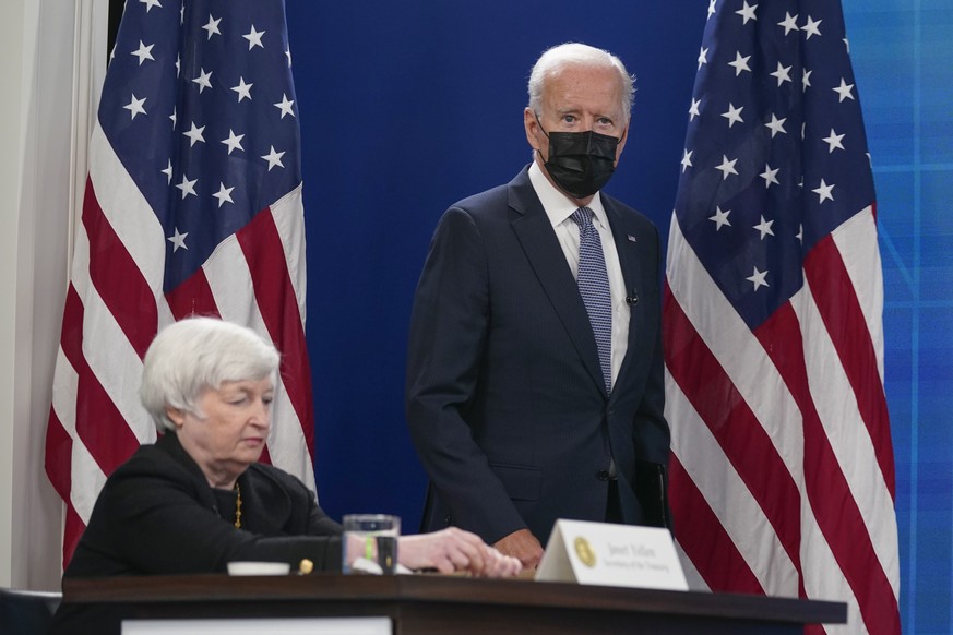 A gauche, Janet Yellen, la secrétaire américaine au trésor face au président Joe Biden, à droite.