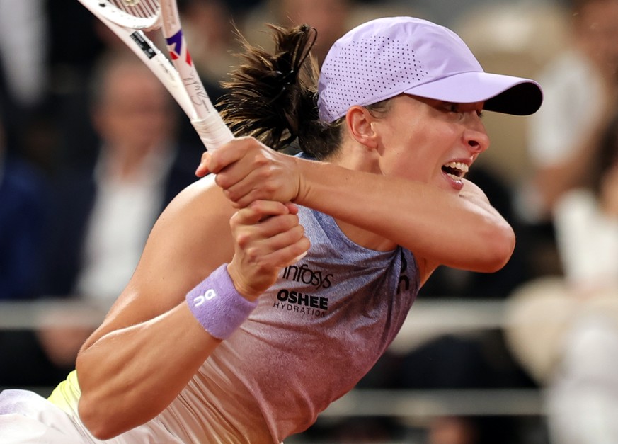 epa12157871 Iga Swiatek of Poland in action during her Women&#039;s semifinal match against Aryna Sabalenka of Belarus at the French Open Grand Slam tennis tournament at Roland Garros in Paris, France ...