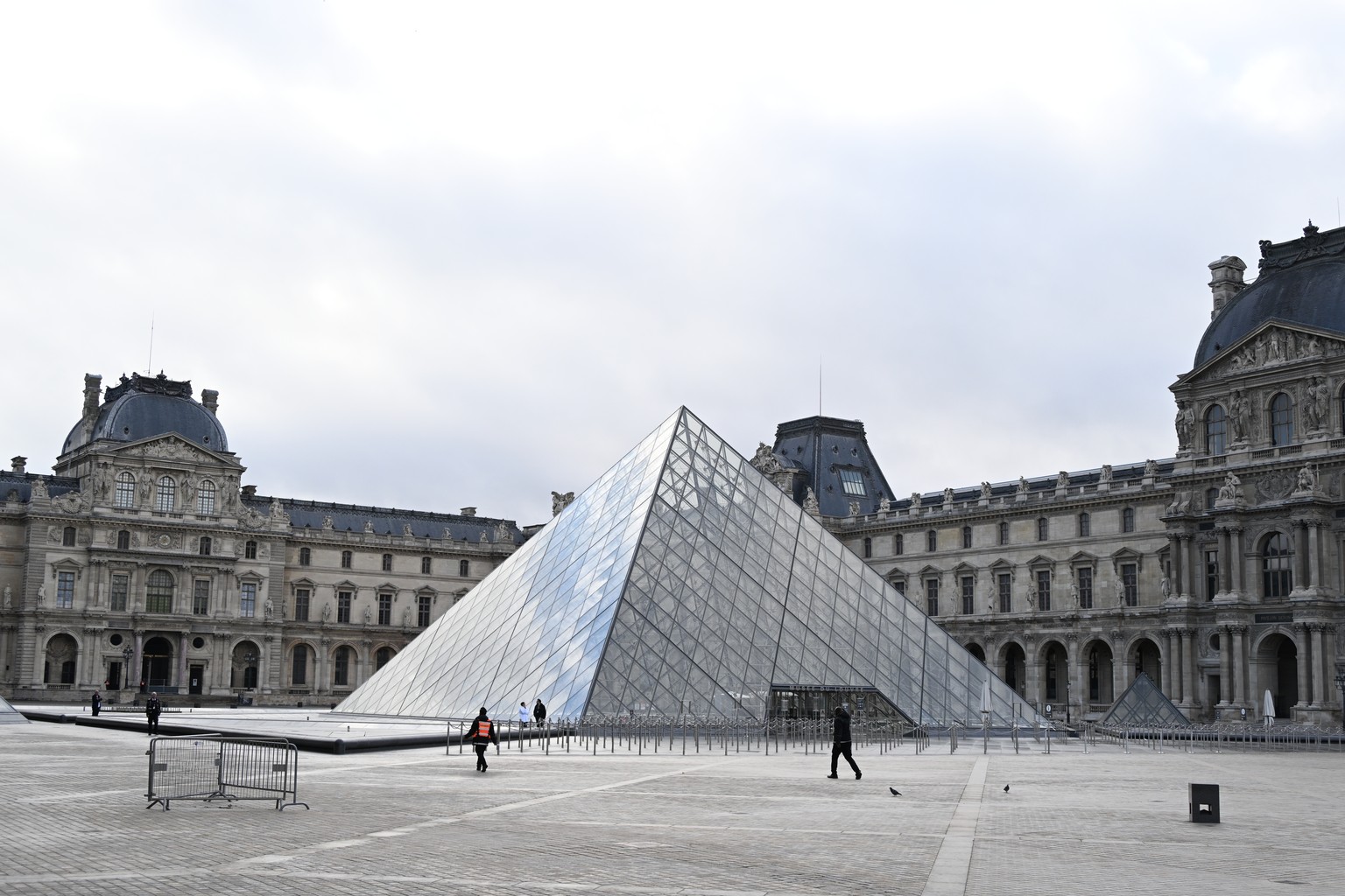 View of the empty courtyard of the Louvre museum, that remains closed for the day after Sunday's jewels robbery, Monday, Oct. 20, 2025 in Paris. (AP Photo/Emma Da Silva)
France Louvre