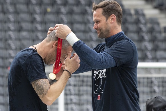 Luzerns Torhueter David Zibung, rechts, ueberreicht seinem Trainer Fabio Celestini die Siegermedaille im Schweizer Fussball Cupfinal zwischen dem FC St. Gallen und dem FC Luzern, am Pfingstmontag, 24. ...