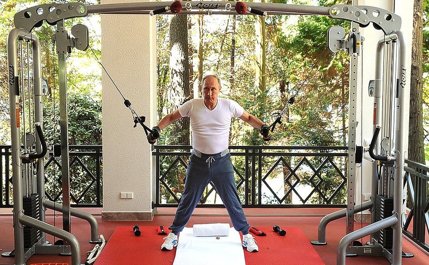 Depuis des années, Vladimir Poutine s'entraîne quotidiennement au fitness. Ici, dans la salle de sport de de sa résidence Bocharov Ruchey, à Sotchi, en 2015.
