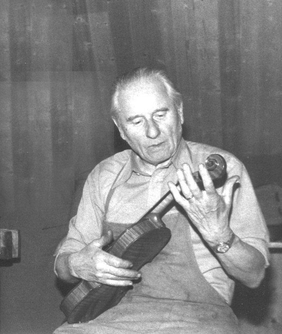 Après avoir pris sa retraite, Karl Schneider se tourna de nouveau vers la fabrication de violons. Photo prise en 1977.
https://www.riogitarren.ch/