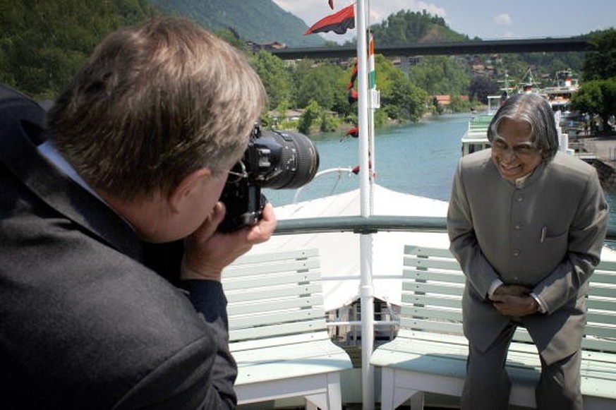 INTERLAKEN, SWITZERLAND: Swiss President Samuel Schmid (L) takes a picture of Indian president Avul Pakir Jainulabdeen Abdul Kalam (R) 28 May 2005 during a cruise on the Brienz Lake. Kalam is on a thr ...
