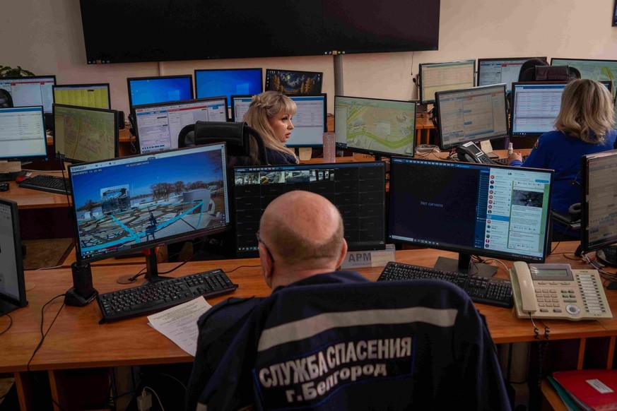 Des spécialistes travaillant au centre d'appels de la cellule d'urgence de Belgorod.
