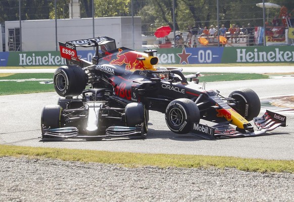 epa09463599 Dutch Formula One driver Max Verstappen (R) of Red Bull Racing collides with British Formula One driver Lewis Hamilton (L) of Mercedes-AMG Petronas during the Formula One Grand Prix of Ita ...