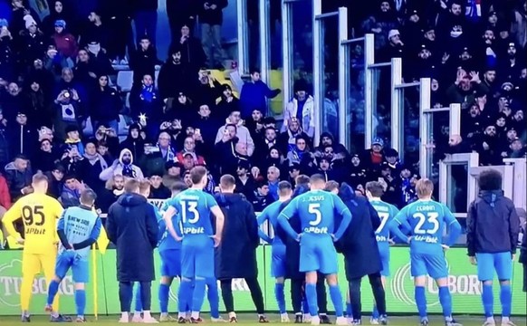 Les joueurs tête basse devant leurs fans.