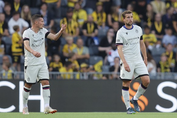 Basels Taulant Xhaka, links, und Basels Fabian Frei nach dem Tor zum 2-0 durch YBs Ulisses Garcia (nicht im Bild) im Super League Spiel zwischen dem BSC Young Boys Bern und dem FC Basel, am Sonntag, 8 ...