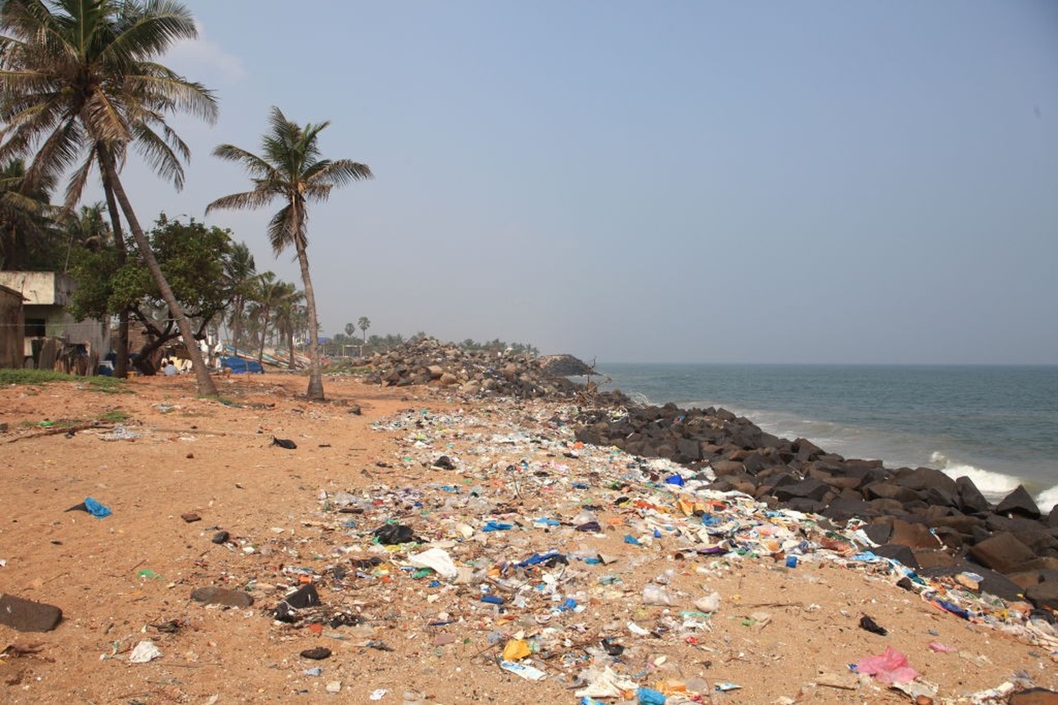 Pollution sur les côtes de l&#039;océan Indien, 16 novembre 2017, Pondichery, Inde. (Photo by Dominique BERBAIN/Gamma-Rapho via Getty Images)