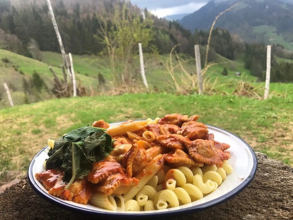 Pasta mit Blacken-Gemüse und idyllischer Aussicht oberhalb des Sihlsees.