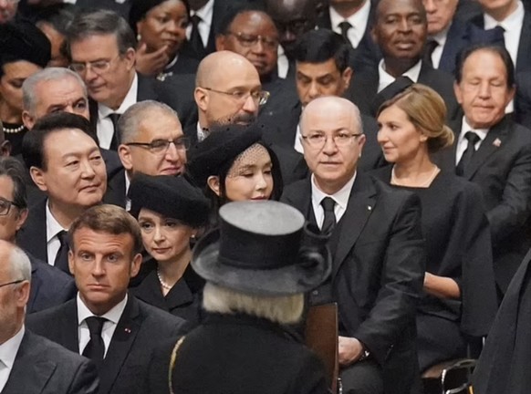 Outre Olena et son premier ministre ukrainien, vous remarquez la moue contrite d'Emmanuel Macron au premier plan, ainsi que le président de Corée du Sud, Yoon Seok-youl, juste derrière.